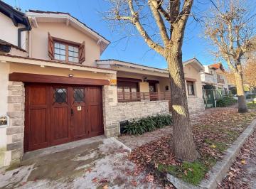 Casa · 140m² · 4 Ambientes · 1 Cochera · Casa en San Lorenzo 700 en Alquiler 24 Meses