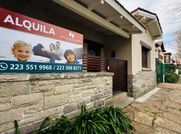 Casa · 140m² · 4 Ambientes · 1 Cochera · Casa en San Lorenzo 700 en Alquiler 24 Meses