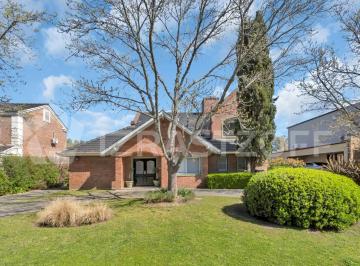 Casa · 222m² · 6 Ambientes · Casa en Venta en La Delfina, Suite en Planta Baja, 4 Cuartos y Escritorio - Oportunidad