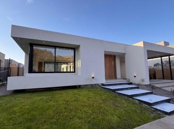 Casa · 221m² · 6 Ambientes · 2 Cocheras · Vende Casa en Aguaribay Barrio Privado