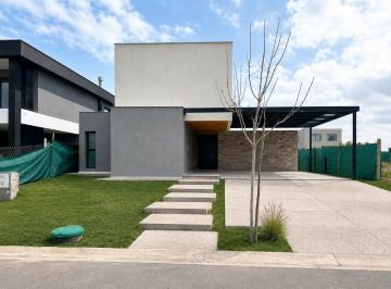 Casa · 139m² · 9 Ambientes · 2 Cocheras · Moderna Casa en Alquiler en Barrio Gran Boedo