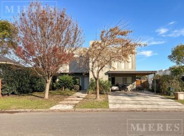 Casa · 184m² · 5 Ambientes · 3 Cocheras · Casa en Venta en La Comarca Sobre Lote Interno.