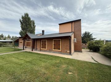 Casa · 223m² · 5 Ambientes · 2 Cocheras · Casa en Plottier