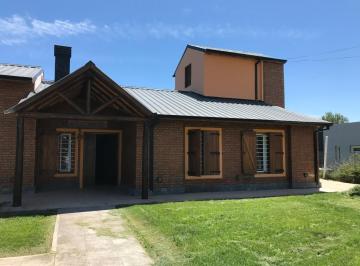 Casa · 223m² · 5 Ambientes · 2 Cocheras · Casa en Plottier