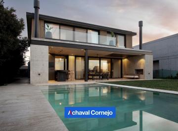 Casa · 950m² · 5 Ambientes · Casa en Alquiler con Vista a La Laguna en Barrio Barbarita - Nordelta.