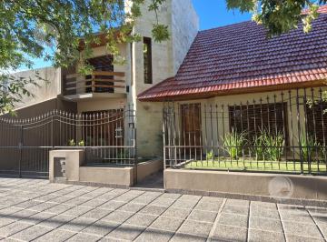 Casa · 208m² · 8 Ambientes · 2 Cocheras · Venta de Casa 3 Dorm. Apta Crédito Hipotecario. B° Flamingo - Cipolletti