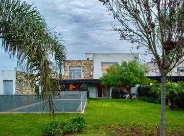 Casa · 196m² · 5 Ambientes · 2 Cocheras · Venta - Casa de 4 Dorm., Jardín y Piscina. Cantegril, Funes.