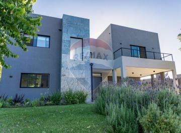 Casa · 240m² · 6 Ambientes · Venta Casa 6 Amb Piscina B° San Sebastián Pilar