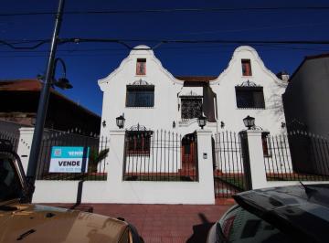 Casa · 482m² · 7 Ambientes · 7 Cocheras · Venta Casa de Estilo Colonial de 7 Ambientes Reciclada a Nuevo