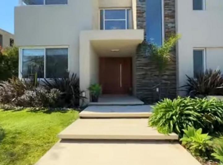 Casa · 380m² · 6 Ambientes · 1 Cochera