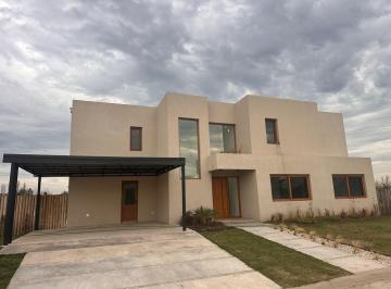 Casa · 192m² · 5 Ambientes · 2 Cocheras · Casa en Venta en Laguna Grande, Villanueva, Tigre