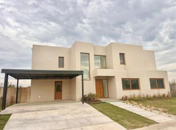 Casa · 192m² · 5 Ambientes · 2 Cocheras · Casa en Venta en Laguna Grande, Villanueva, Tigre
