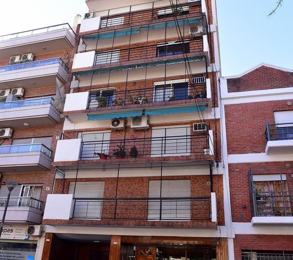 Departamento 2 Ambientes con Balcón Francés. Se Entrega Pintado! con Cochera