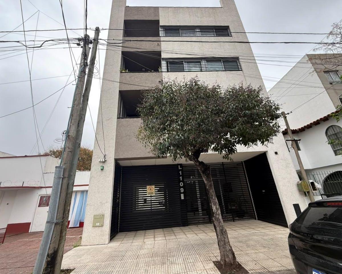 LAVALLE 1100. Entre Juan diaz de solis y Garay
