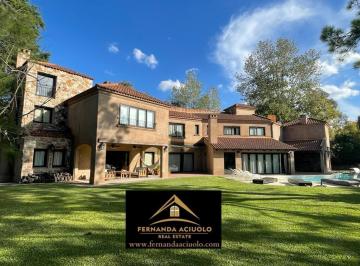 Casa · 1600m² · 8 Ambientes · Hermosa Casa en Alquiler en Saint Thomas Este