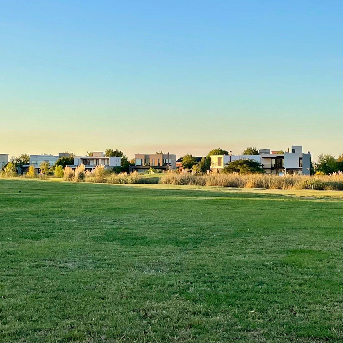 Av. de los Lagos, El Cantón / Golf, El Cazador