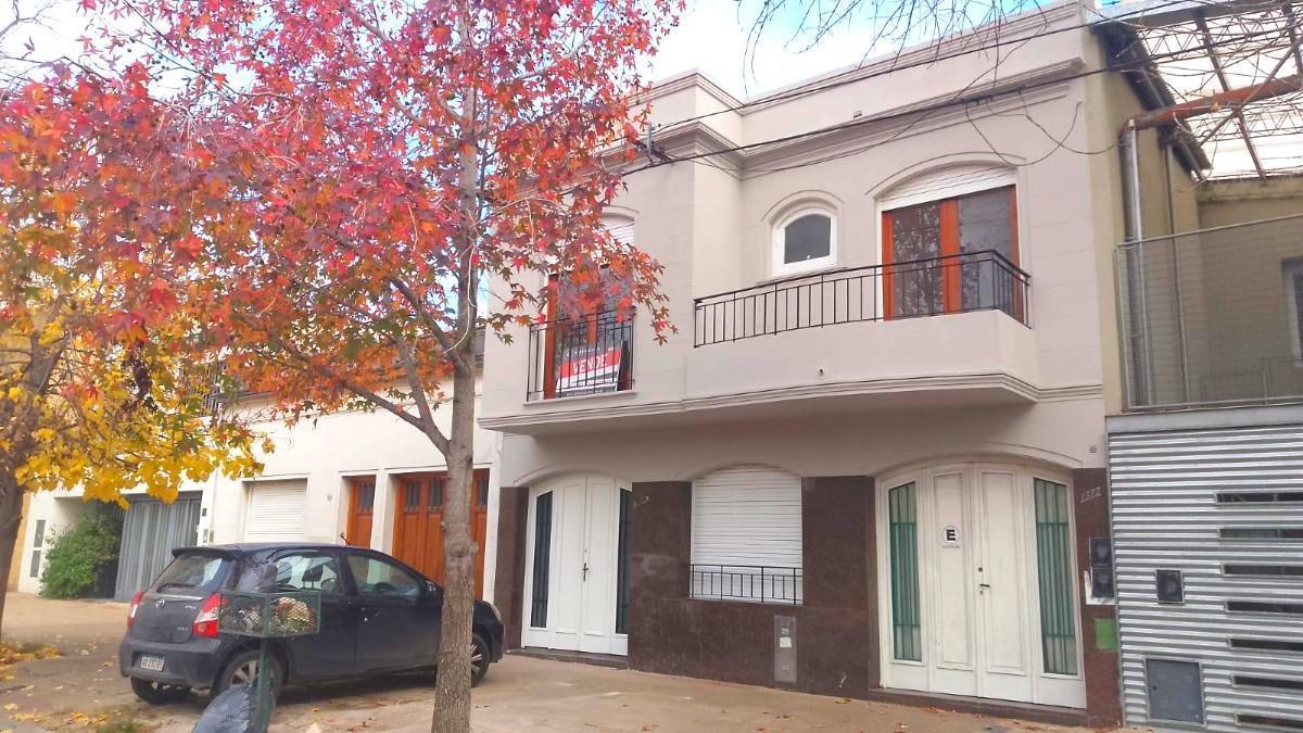 116 E/64 y 65 -casa de Estilo en PH -3 Dormitorios - Garage