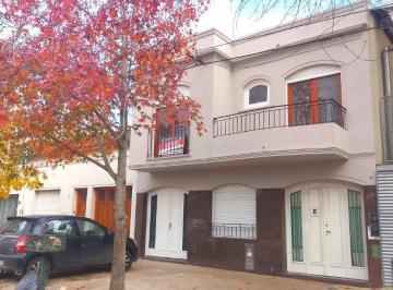 Casa · 110m² · 6 Ambientes · 1 Cochera · 116 E/64 y 65 - Casa de Estilo en PH - 3 Dorm. - Garage