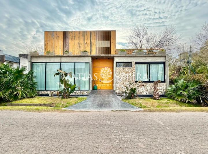 Casa · 220m² · 5 Ambientes