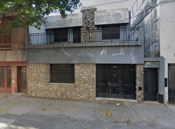 Casa · 196m² · 5 Ambientes · 1 Cochera · Oportunidad. Casa a Reciclar. Apta Credito