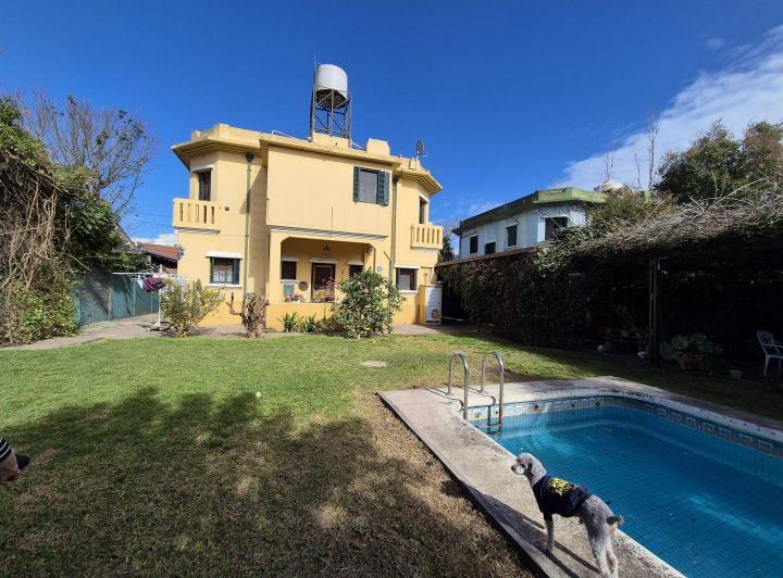 Casa · 290m² · 6 Ambientes · 2 Cocheras
