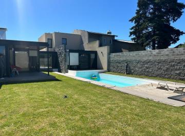 Casa · 250m² · 4 Ambientes · 2 Cocheras · Casa en Barrio Caisamar