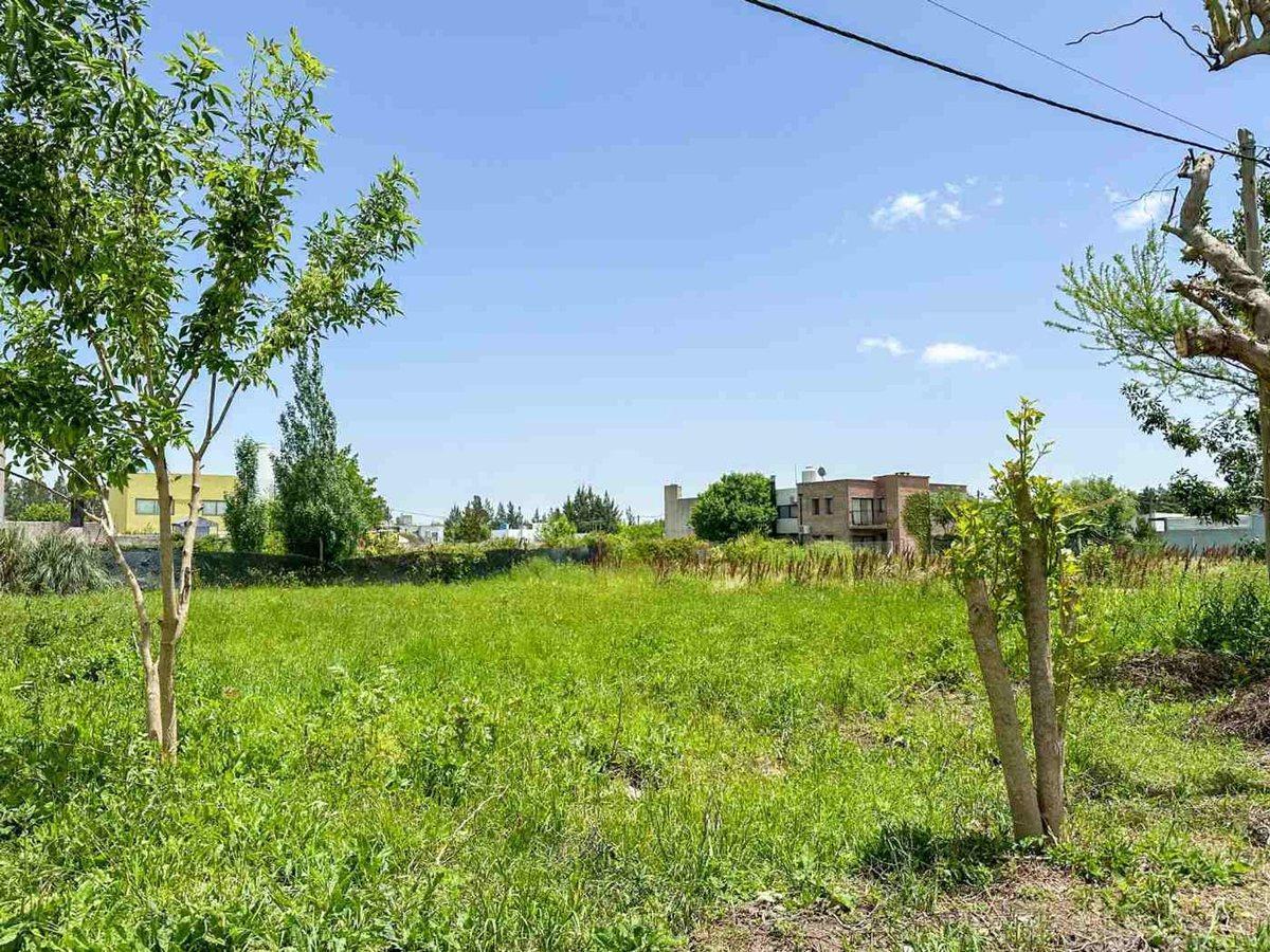 12 Entre 652 y 653 S/N,  Villa Elvira, La Plata