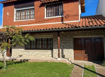 Casa · 211m² · 4 Ambientes · 1 Cochera · Casa en Punta Mogotes