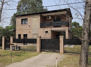 Casa · 140m² · 4 Ambientes · 2 Cocheras · Casa 3 Dorm. con Cochera y Patio Verde