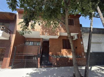 Casa · 198m² · 6 Ambientes · 1 Cochera · Venta Casa de 6 Ambientes con Patio y Cochera en Flores