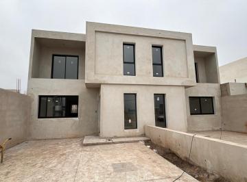 Casa · 130m² · 4 Ambientes · 1 Cochera · Duplex en Venta - Docta Av 2