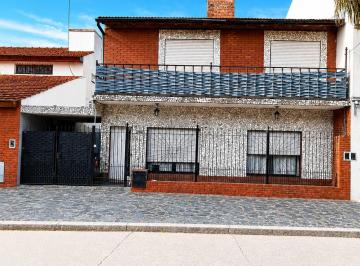 Casa · 105m² · 5 Ambientes · 2 Cocheras · Casa 5amb. 4 Dorm. Patio Lavad Terraza 2 Cocheras
