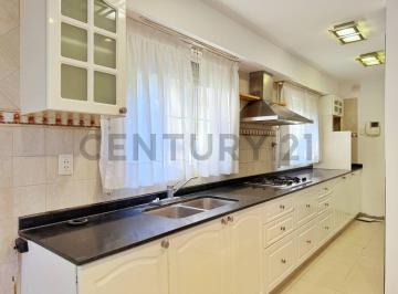 Casa · 320m² · 5 Ambientes · 2 Cocheras · Casa en Venta en Arturo Segui