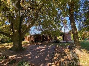 Casa · 143m² · 4 Ambientes · 2 Cocheras · Alquiler de Casa - Quinta 2 Dorm. y Dependencias, Pileta y 3.000 m² de Lote