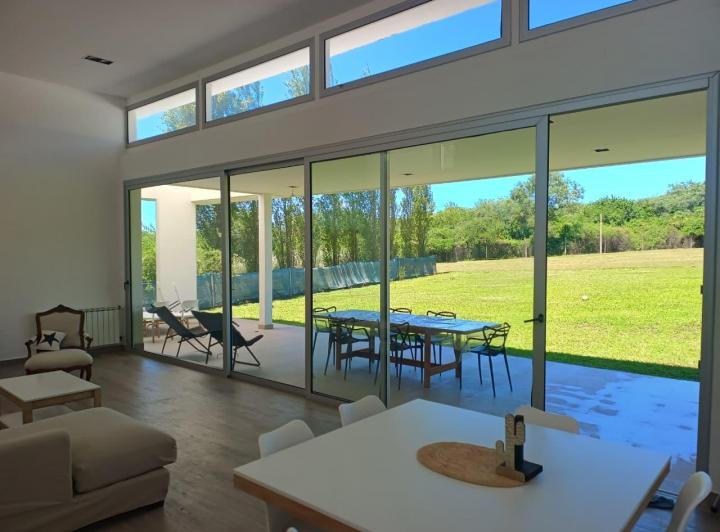 Casa · 1600m² · 4 Ambientes · 2 Cocheras