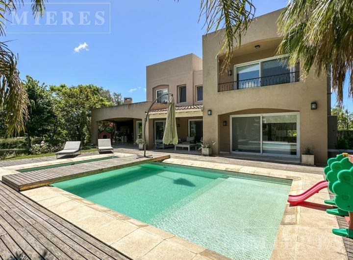 Casa · 386m² · 6 Ambientes · 2 Cocheras