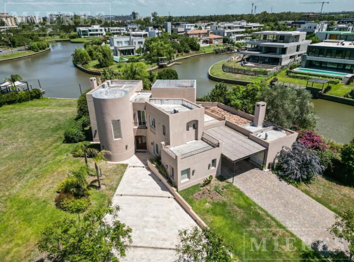 Casa · 386m² · 6 Ambientes · 2 Cocheras