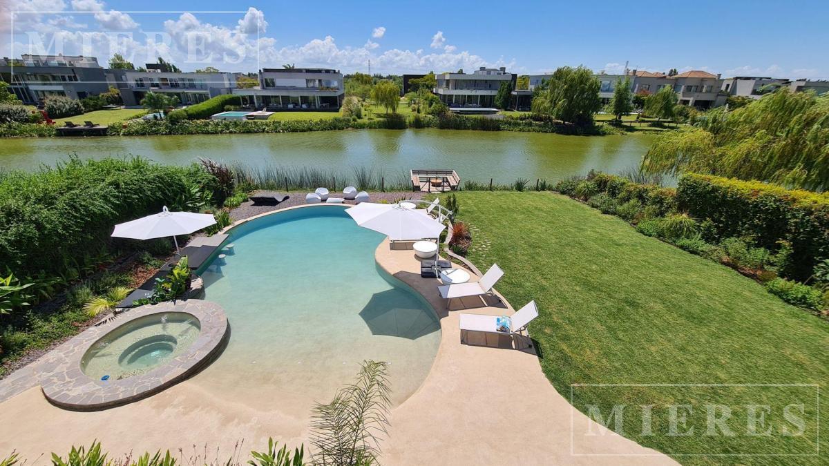 Casa en Venta Sobre Lote al Lago Central en El Golf, Nordelta