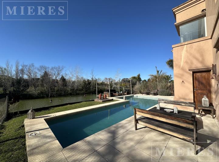 Casa · 385m² · 7 Ambientes · 2 Cocheras