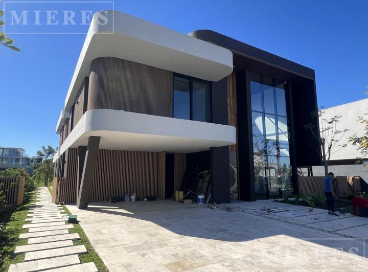 Casa · 550m² · 7 Ambientes · 2 Cocheras