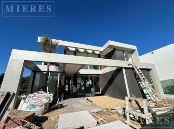 Casa · 245m² · 6 Ambientes · Casa en Venta en Construcción en El Barrio Carpinchos, Nordelta