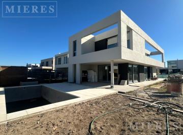 Casa · 223m² · 7 Ambientes · 2 Cocheras · Casa en Construcción en Venta en El Barrio Carpinchos, Nordelta