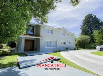 Casa · 300m² · 5 Ambientes · 6 Cocheras · Casa en Venta en San Diego con 3 Habitaciones