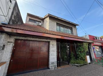 PH · 300m² · 4 Ambientes · PH de Cuatro Ambientes con Cochera, Jardín y Quincho en Venta en Sarandí