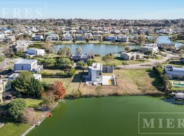Casa · 211m² · 5 Ambientes · 4 Cocheras · Casa en Venta Sobre Lote a La Laguna El Canton Barrio Norte
