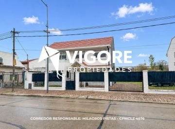 Casa de 4 ambientes, Berazategui · Casa 4 Ambientes 220 m² en Venta con Cochera en Berazategui