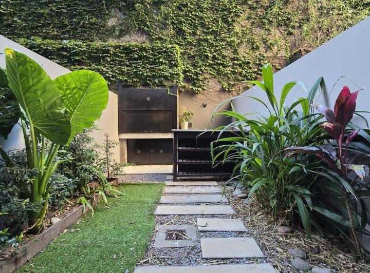 Monoambiente Premium con Patio, Parrilla Propia, Cochera, y Amenities.