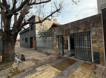 Casa · 126m² · 3 Ambientes · 2 Cocheras · Casa Sobre Lote de 8.50 X 18, Todo Planta Baja, Desocupada.