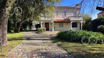 Casa · 232m² · 5 Ambientes · 10 Cocheras · Casa en Venta Ubicacion Premiun / Highland Park Country Club / Pilar / Bs As