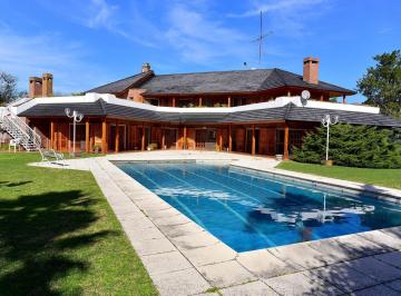 Casa · 514m² · 8 Ambientes · 2 Cocheras · Casa en Las Praderas de Lujan